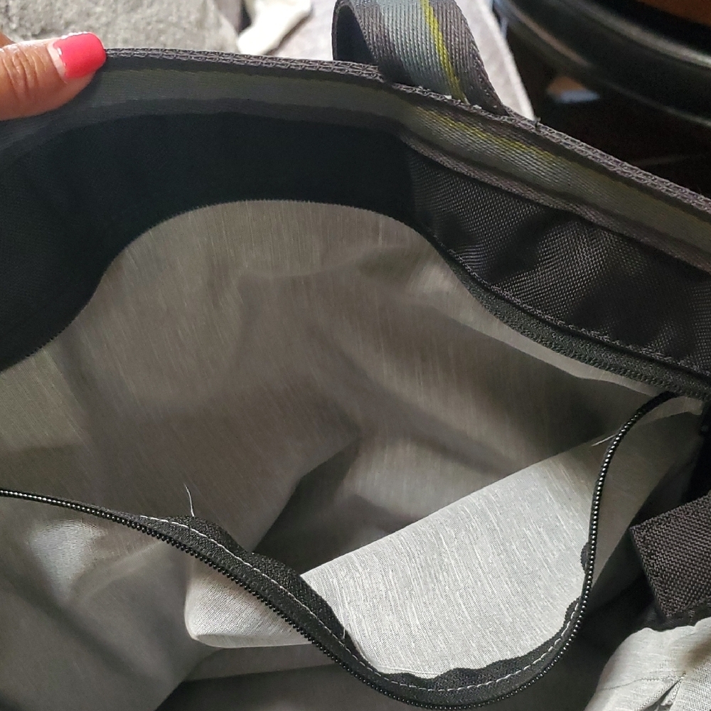 Sherpani Grey and Black Tote Bag with Sporty Design - Picture 4 of 9